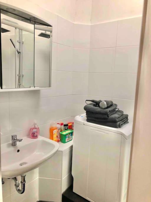 Schoenes City-Apartment Im Zentrum Mit Balkon Hof  Bagian luar foto