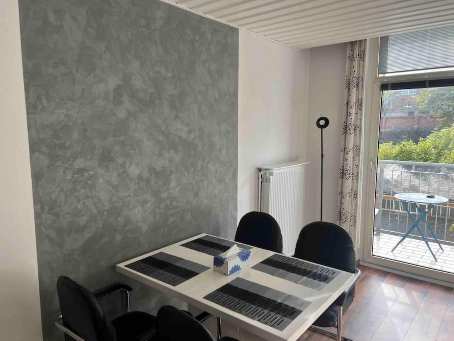 Schoenes City-Apartment Im Zentrum Mit Balkon Hof  Bagian luar foto